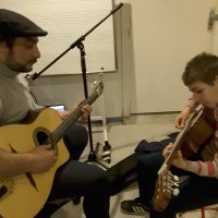 Antoine à son cours de guitare